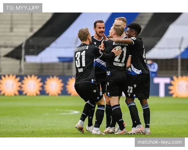 狼堡进攻体系再发威,状态回升点燃德甲争冠希望 狼堡进攻体系再发威,状态回升点燃德甲争冠希望