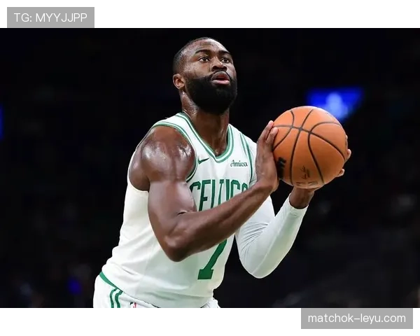 杰伦·布朗无球跑动效率提升，拉开空间改变绿军进攻结构